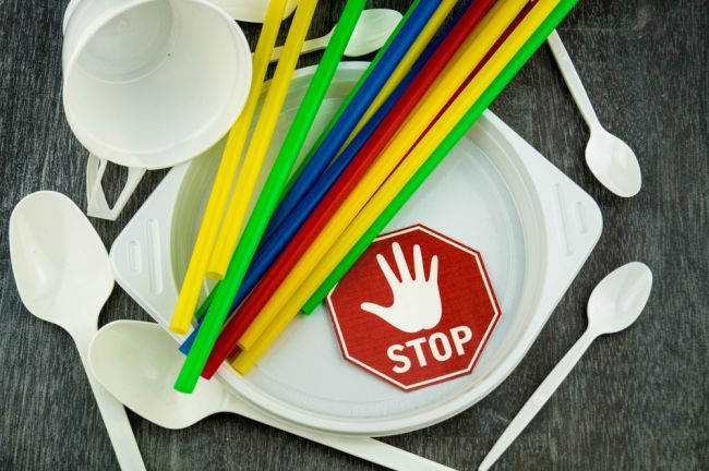 Štát plánuje podporovať bezobalové obchody a obmedziť jednorazové plasty